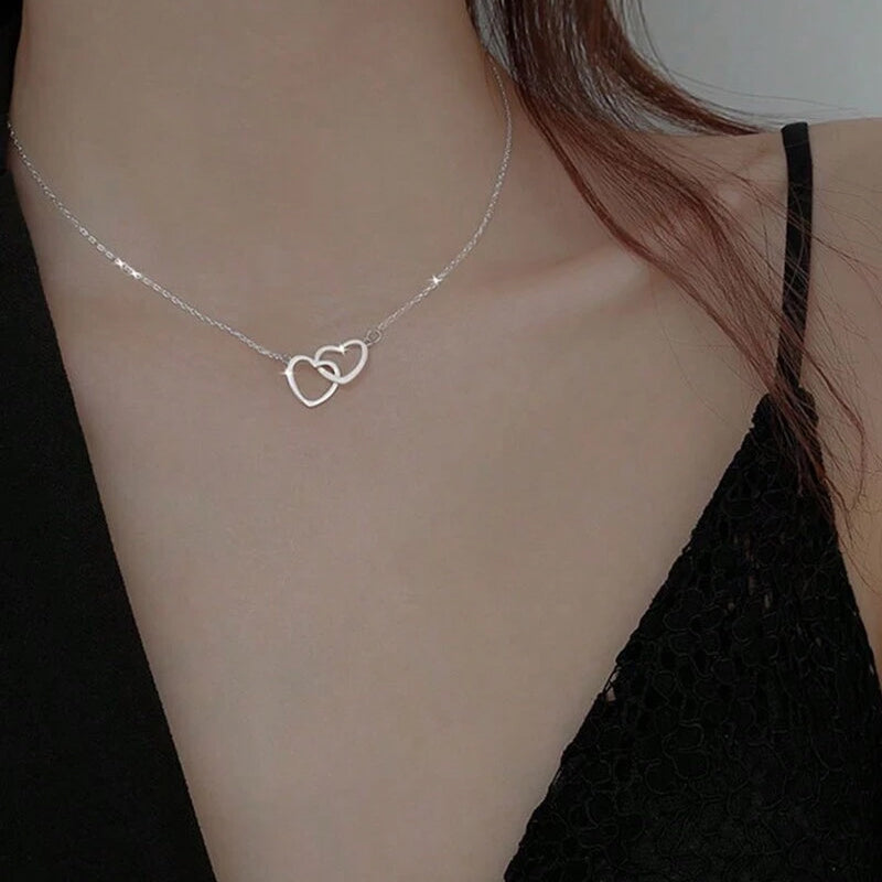 Halsband med Två Hjärtan – Symbolen för Evig Kärlek