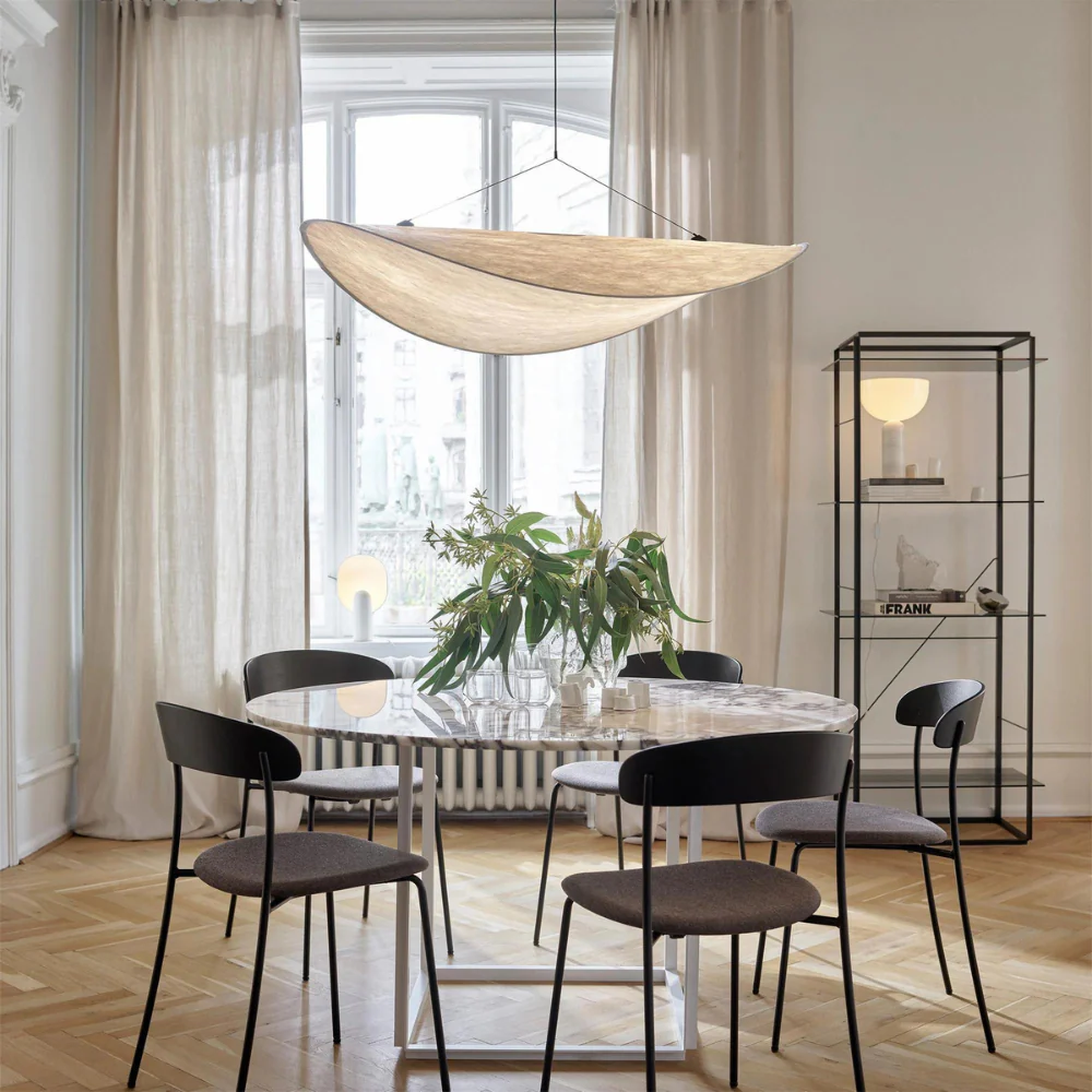 Handgjord Sidentakkrona – Elegant Våginspirerad Lampa med Mjuk Glöd för Harmoniskt Hem