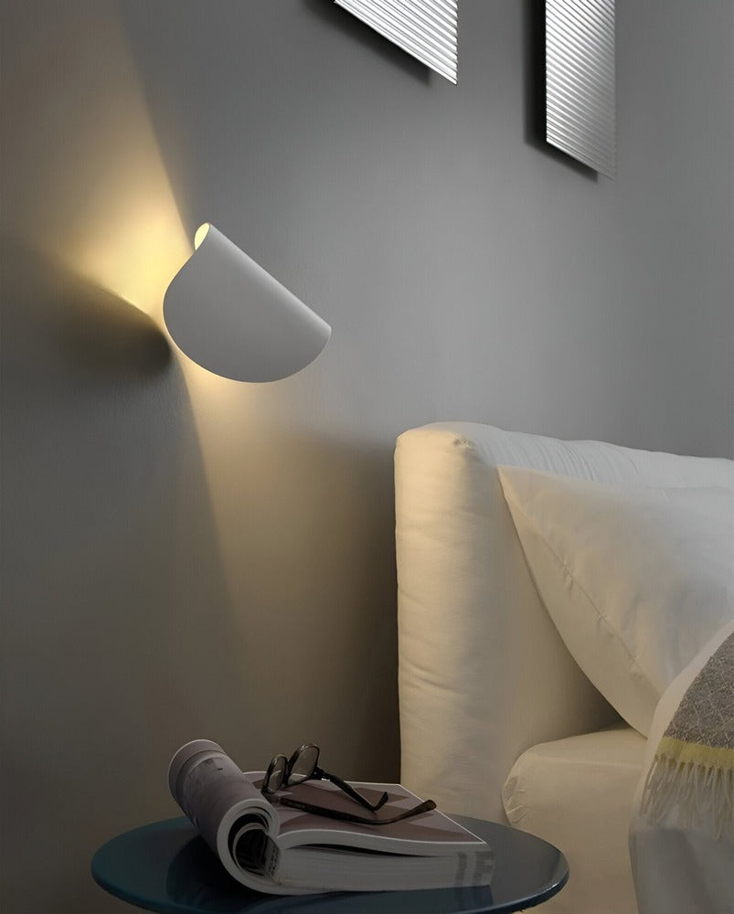 Twist Vägglampa – Justerbar och stilren belysning för alla rum