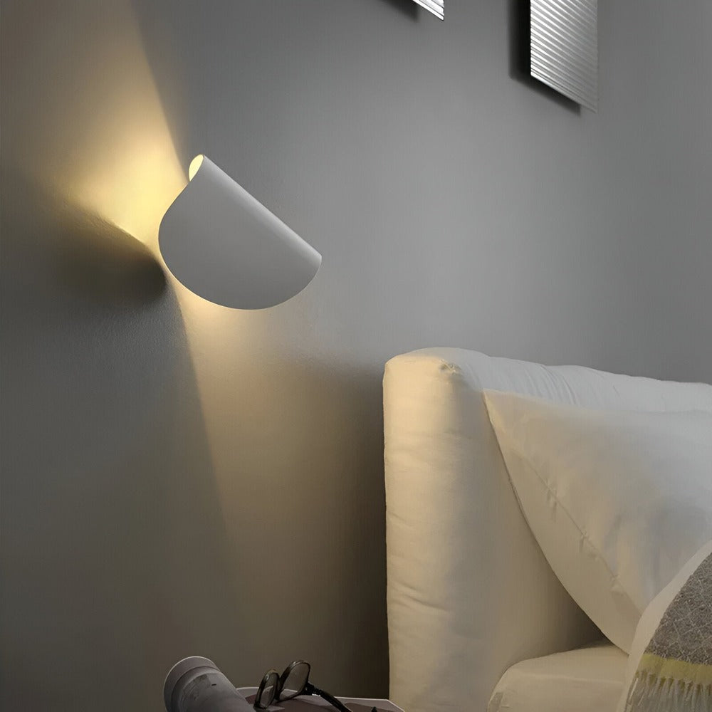 Twist Vägglampa – Justerbar och stilren belysning för alla rum