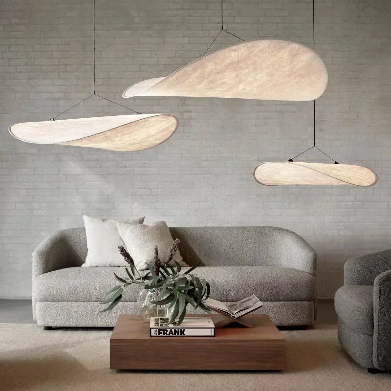 Handgjord Sidentakkrona – Elegant Våginspirerad Lampa med Mjuk Glöd för Harmoniskt Hem