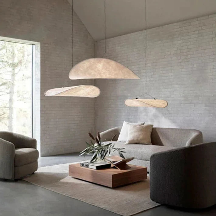 Handgjord Sidentakkrona – Elegant Våginspirerad Lampa med Mjuk Glöd för Harmoniskt Hem