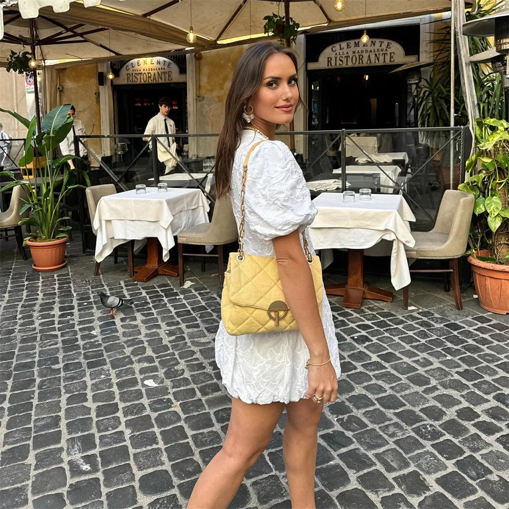 Charlotte Elegant Klänning - Tidlös Stil och Komfort för Alla Tillfällen