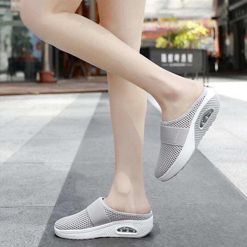 Andningsbara slip-on sneakers för damer – Grå mesh tofflor med luftkudde och halkfri sula