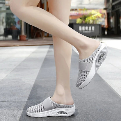 Andningsbara slip-on sneakers för damer – Grå mesh tofflor med luftkudde och halkfri sula
