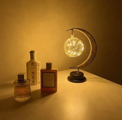 Enchanted Månlampa – Dekorativ LED Bordslampa med Magisk Glaseffekt och Batteridrift