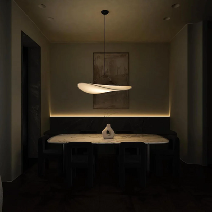 Handgjord Sidentakkrona – Elegant Våginspirerad Lampa med Mjuk Glöd för Harmoniskt Hem