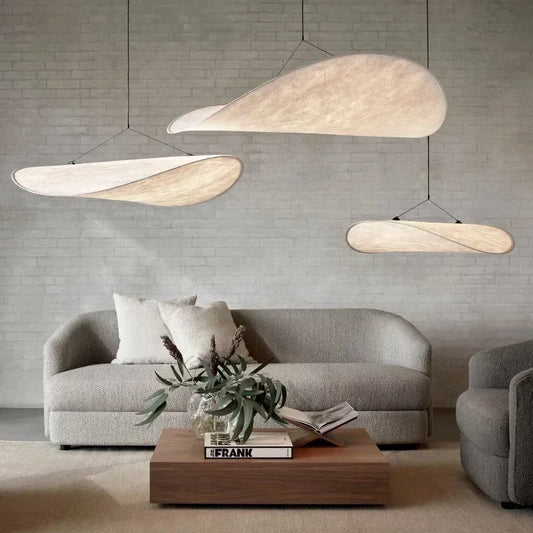Handgjord Sidentakkrona – Elegant Våginspirerad Lampa med Mjuk Glöd för Harmoniskt Hem