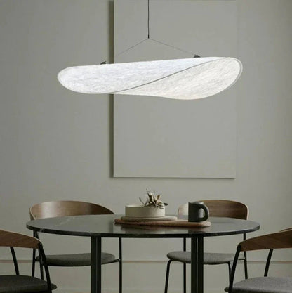 Handgjord Sidentakkrona – Elegant Våginspirerad Lampa med Mjuk Glöd för Harmoniskt Hem